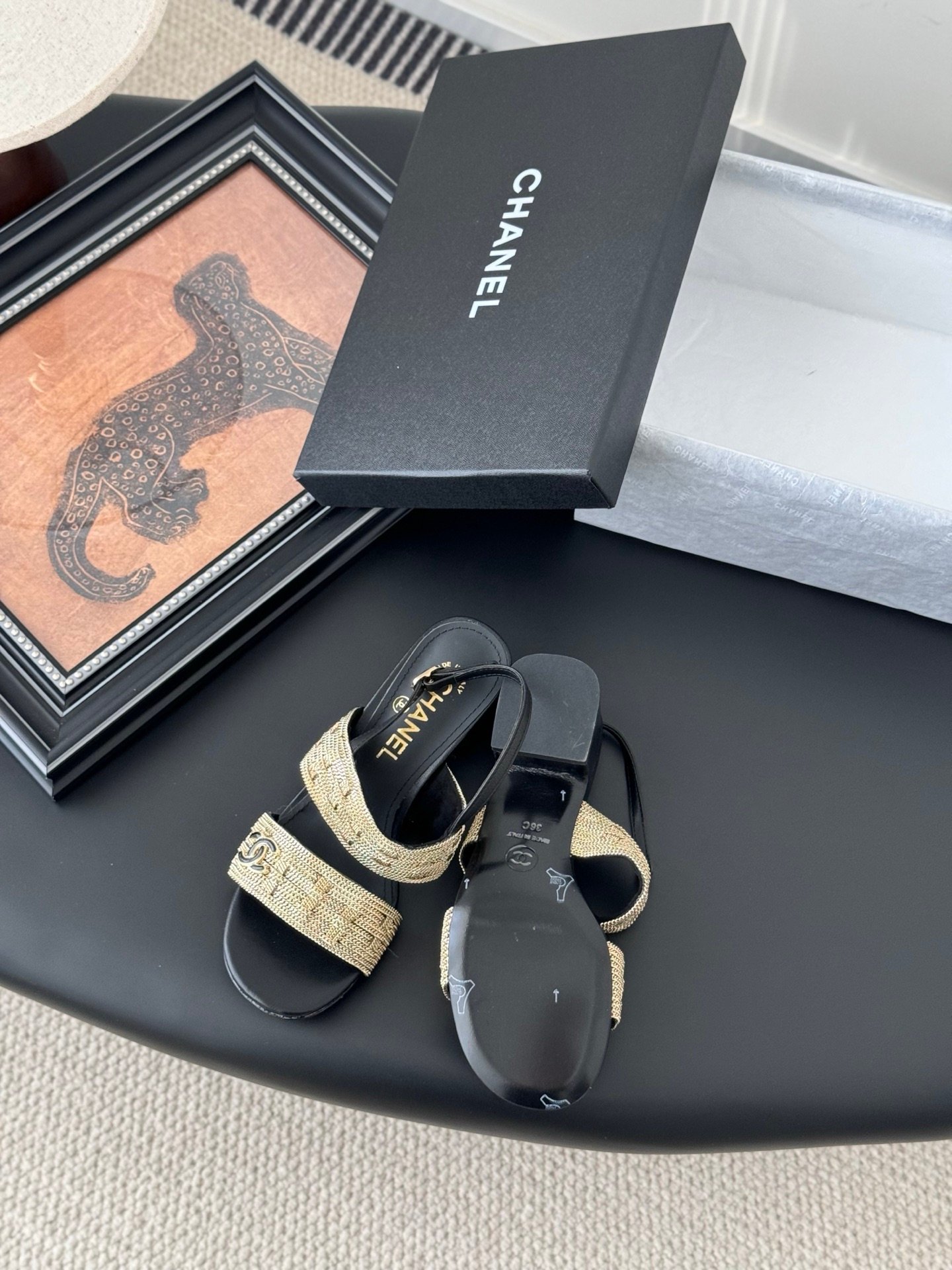 CHANEL Woman - Image 5