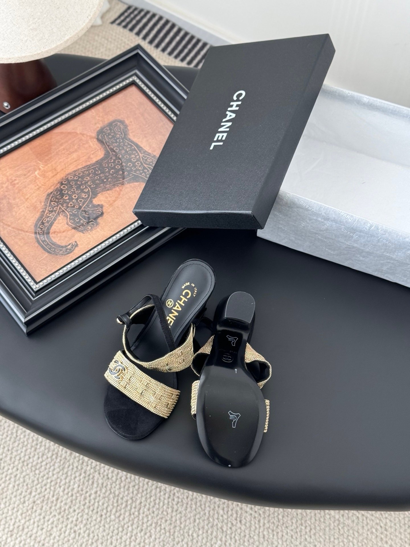 CHANEL Woman - Image 5