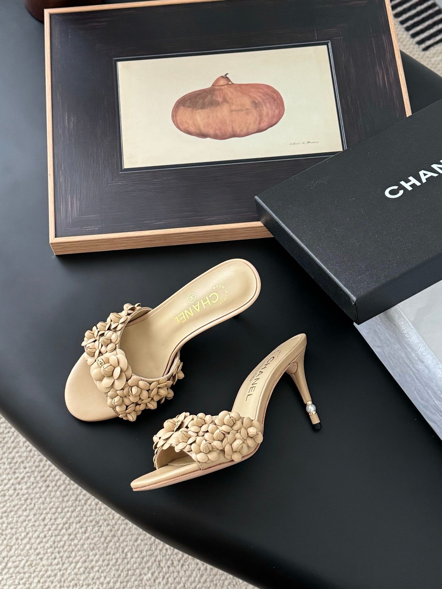 CHANEL Woman - Image 5