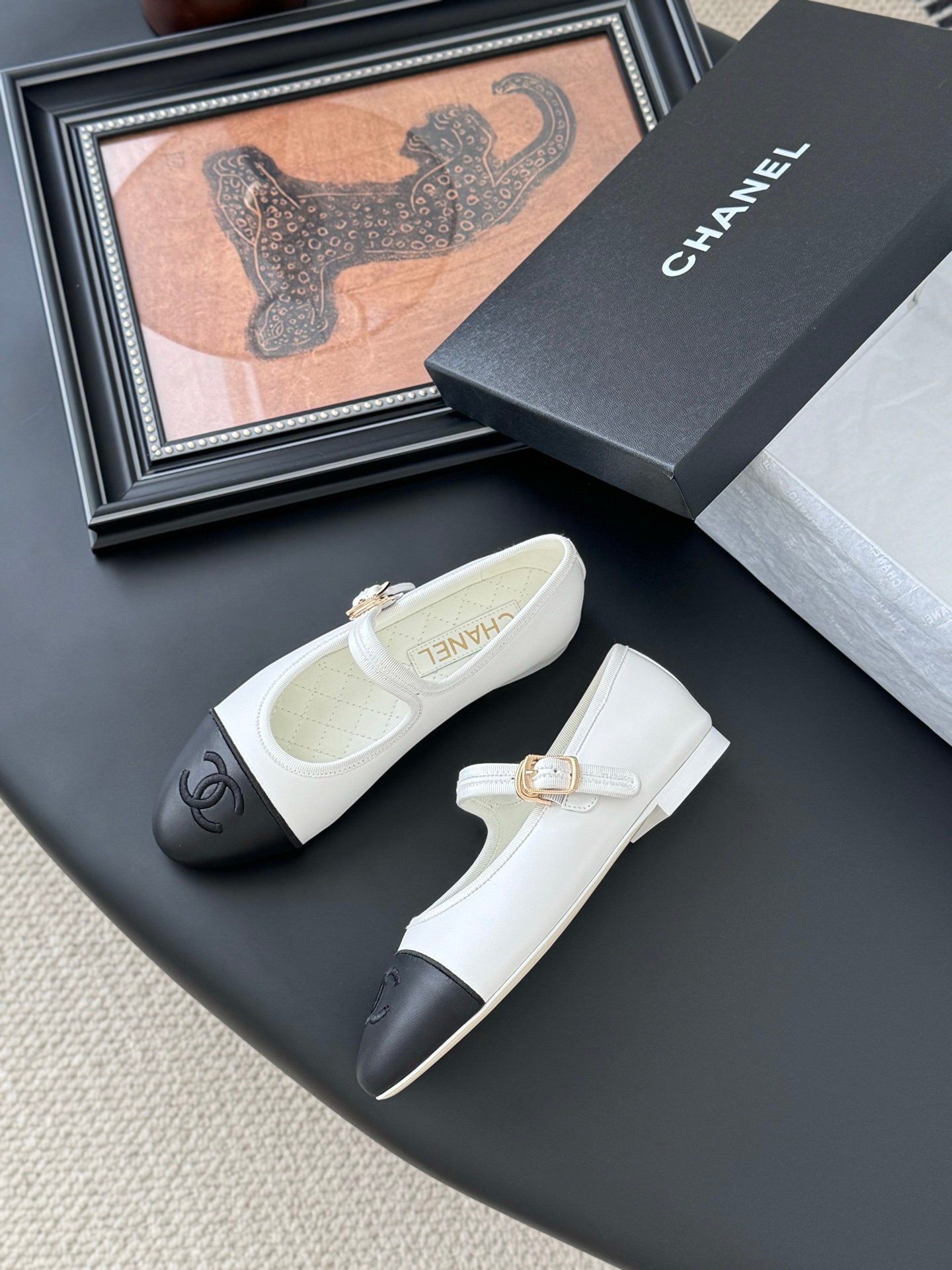 CHANEL Woman - Image 5