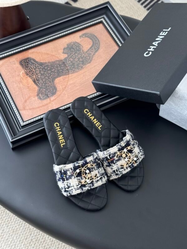 CHANEL Woman - Image 5
