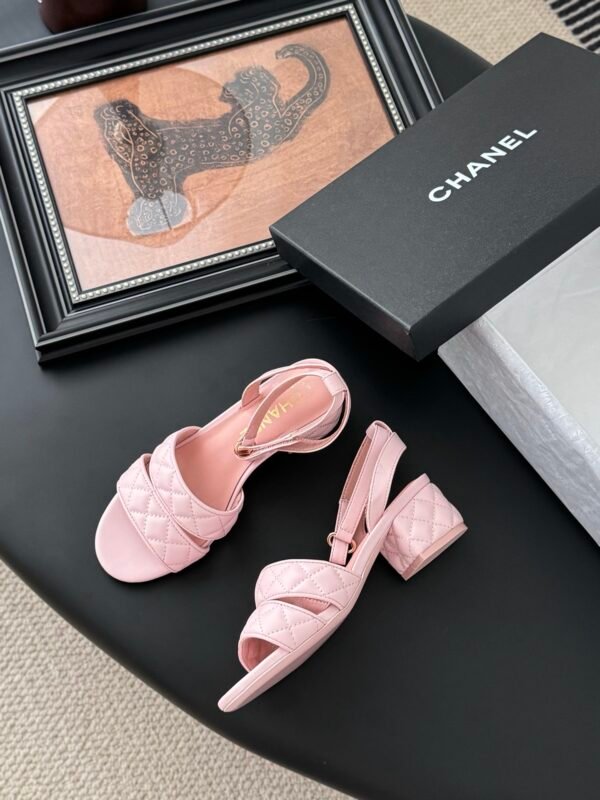 CHANEL Woman - Image 5