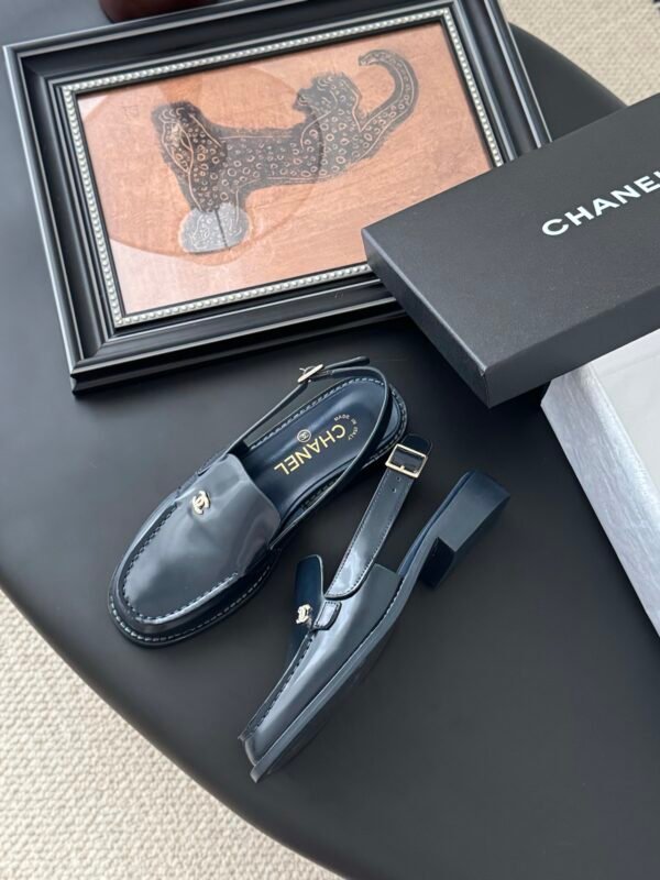 CHANEL Woman - Image 5