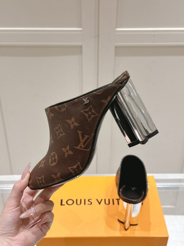LV women - Image 7