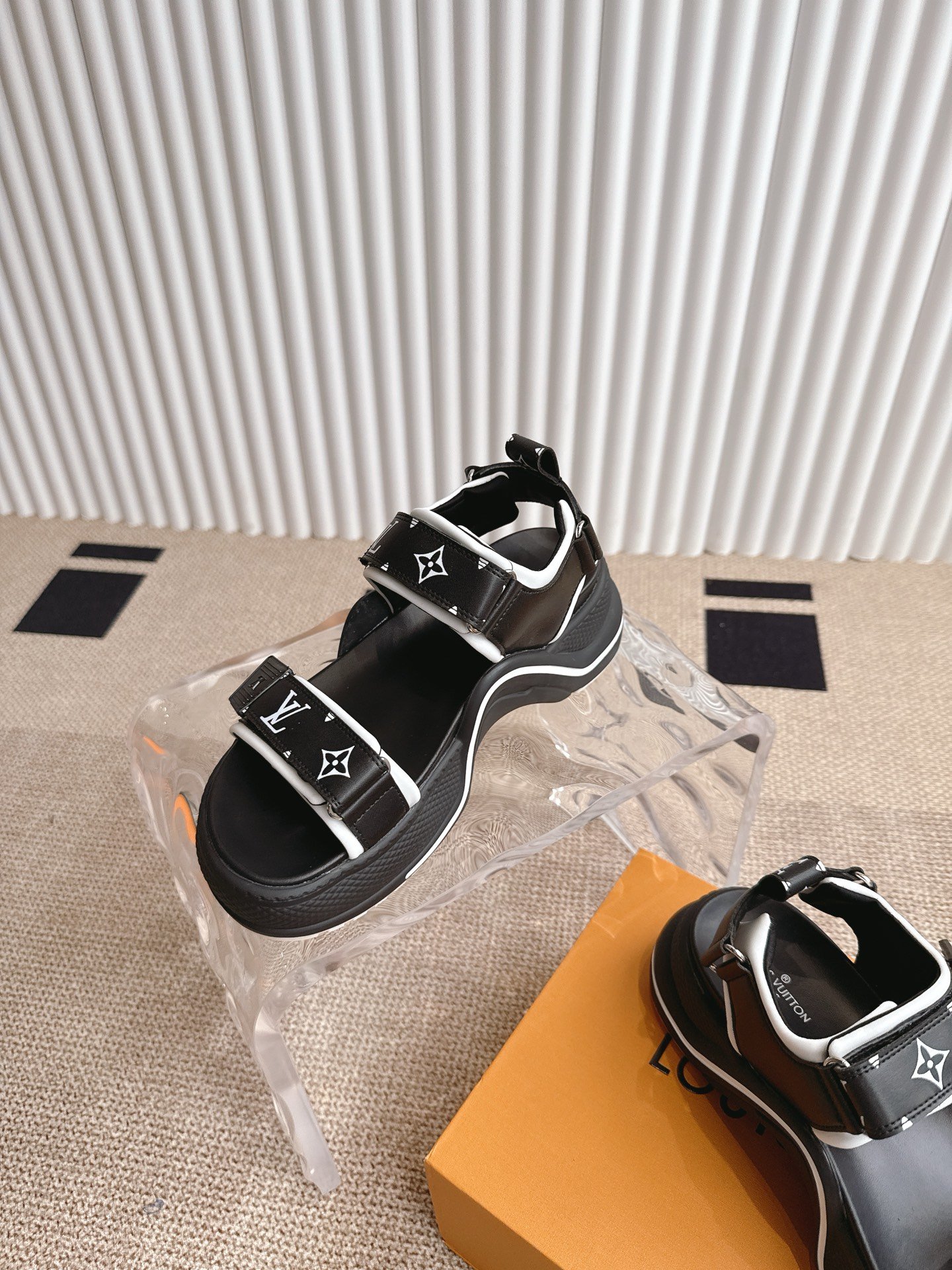 LV women - Image 7