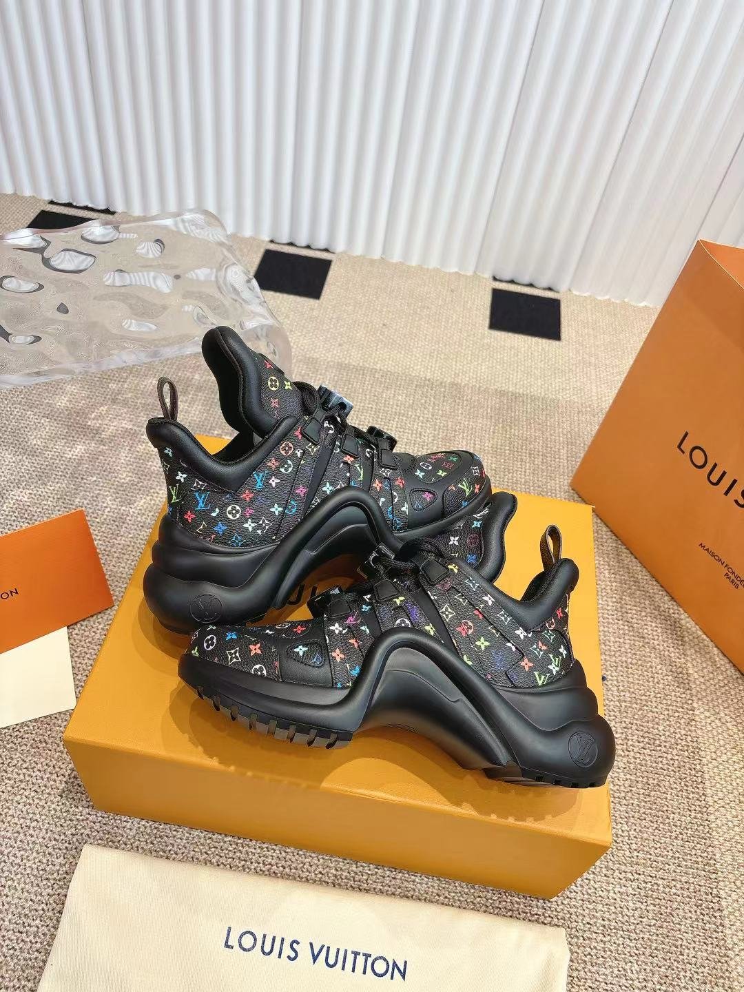 LV women - Image 7
