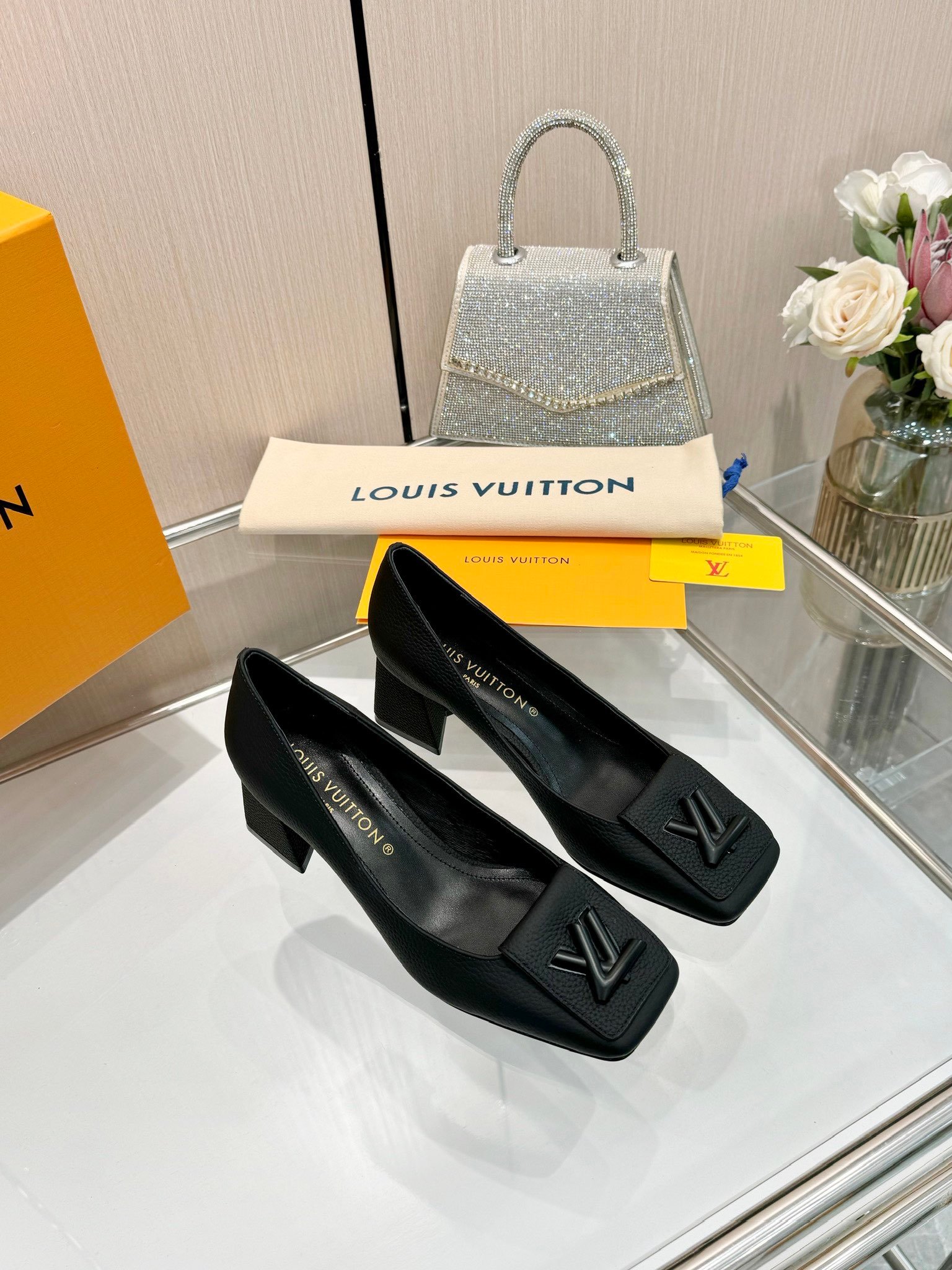 LV women - Image 6