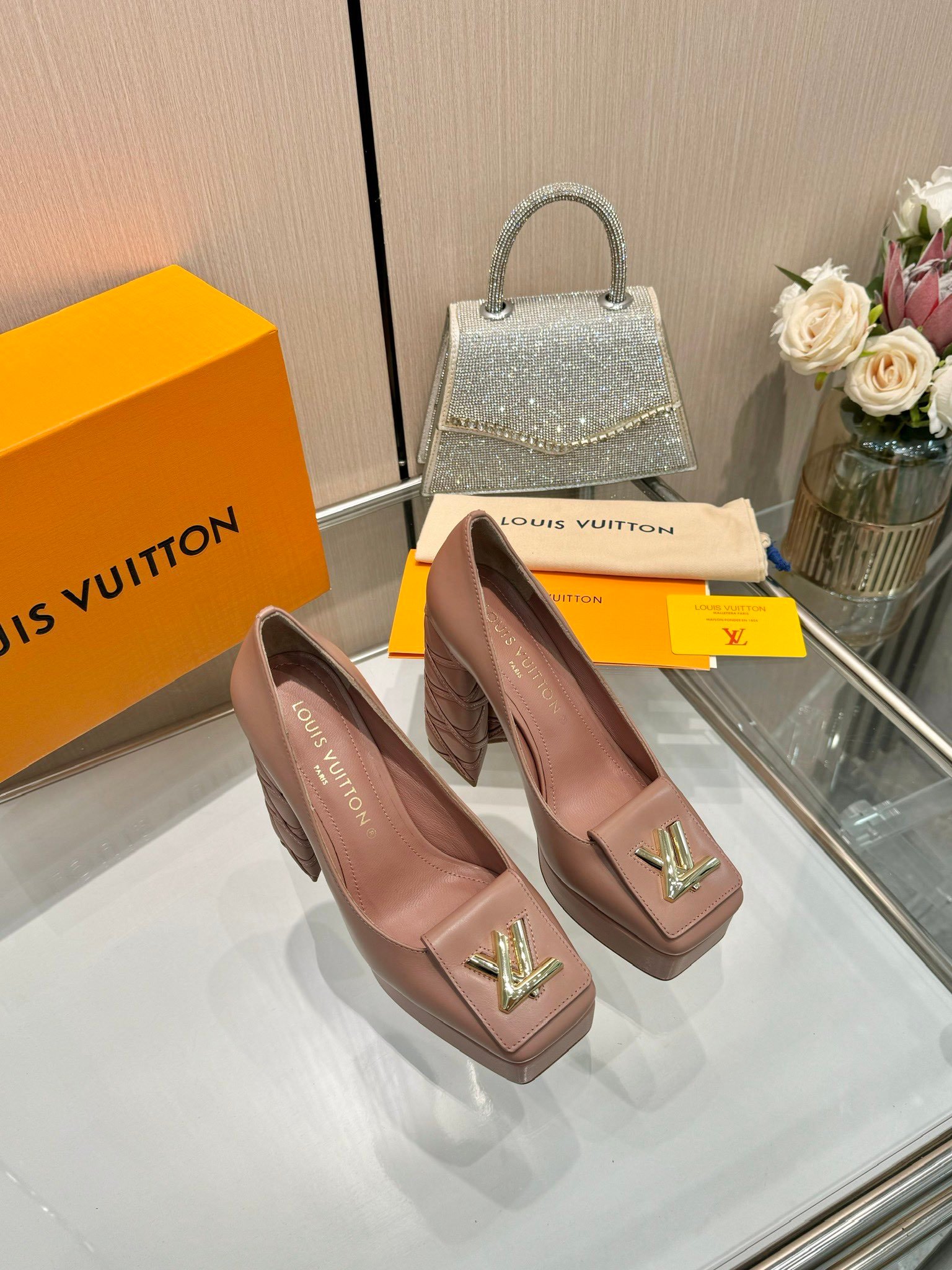 LV women - Image 6
