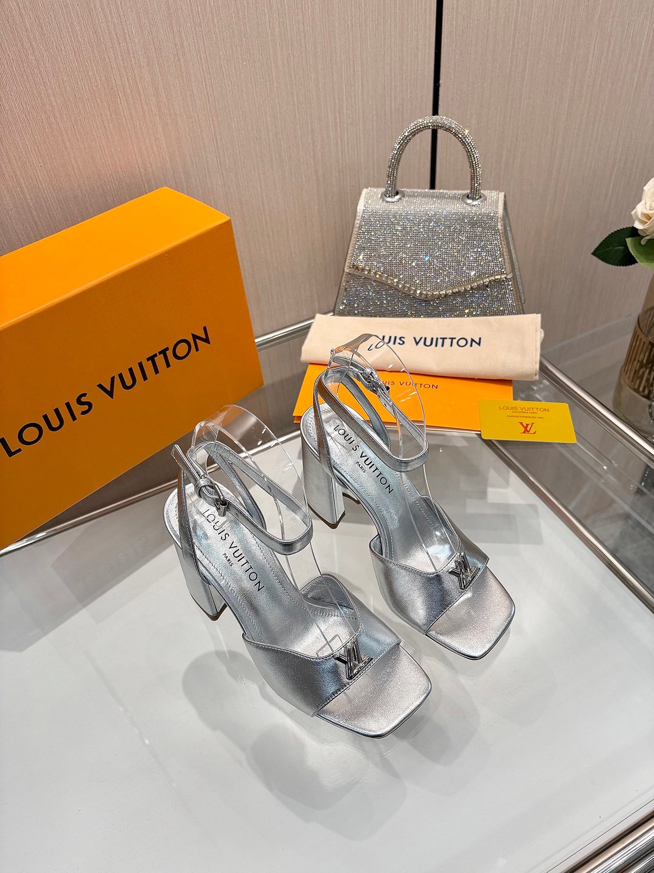 LV women - Image 6