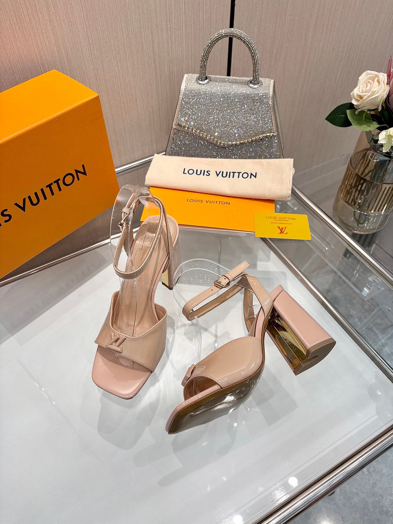 LV women - Image 6