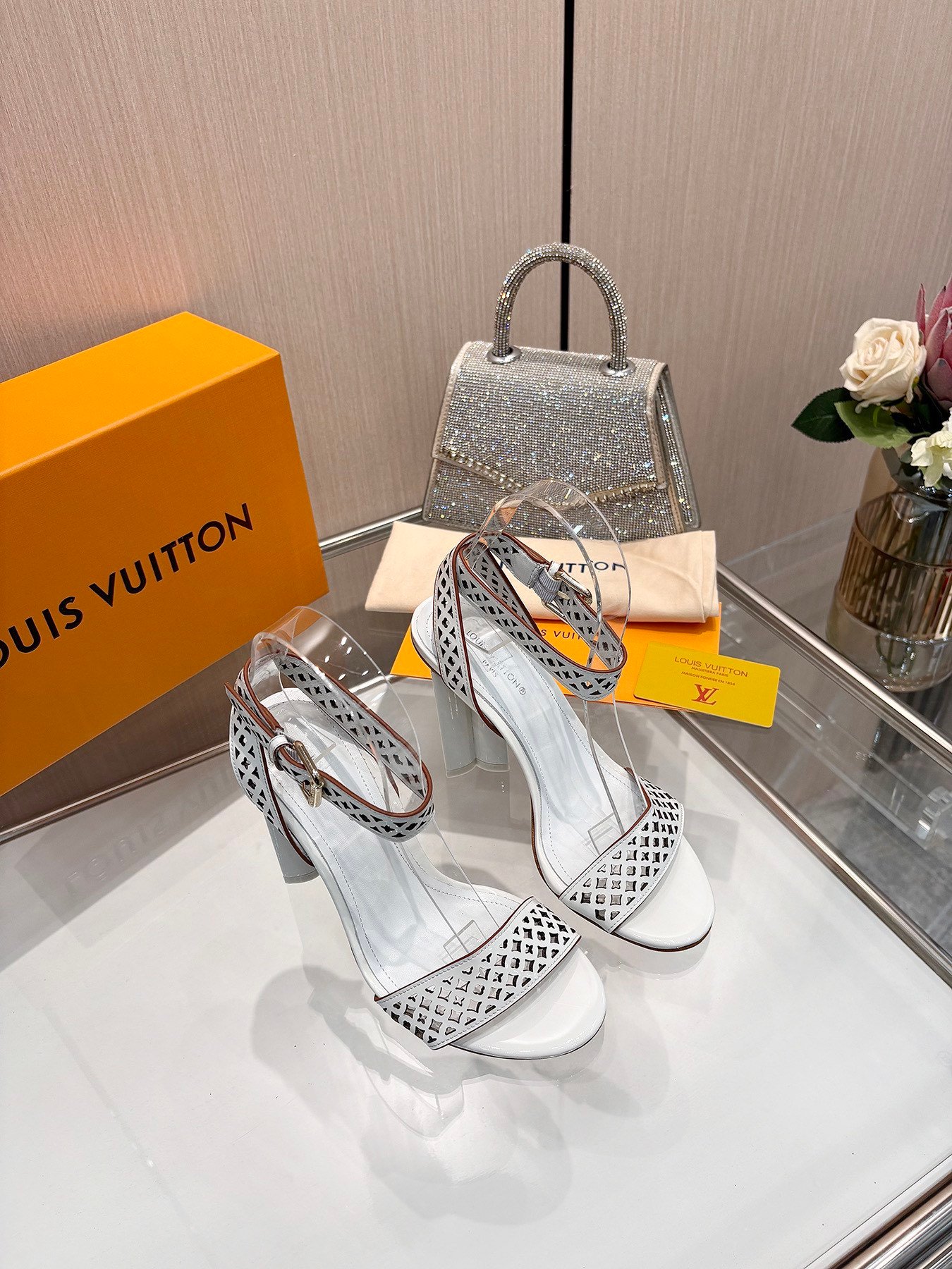 LV women - Image 6