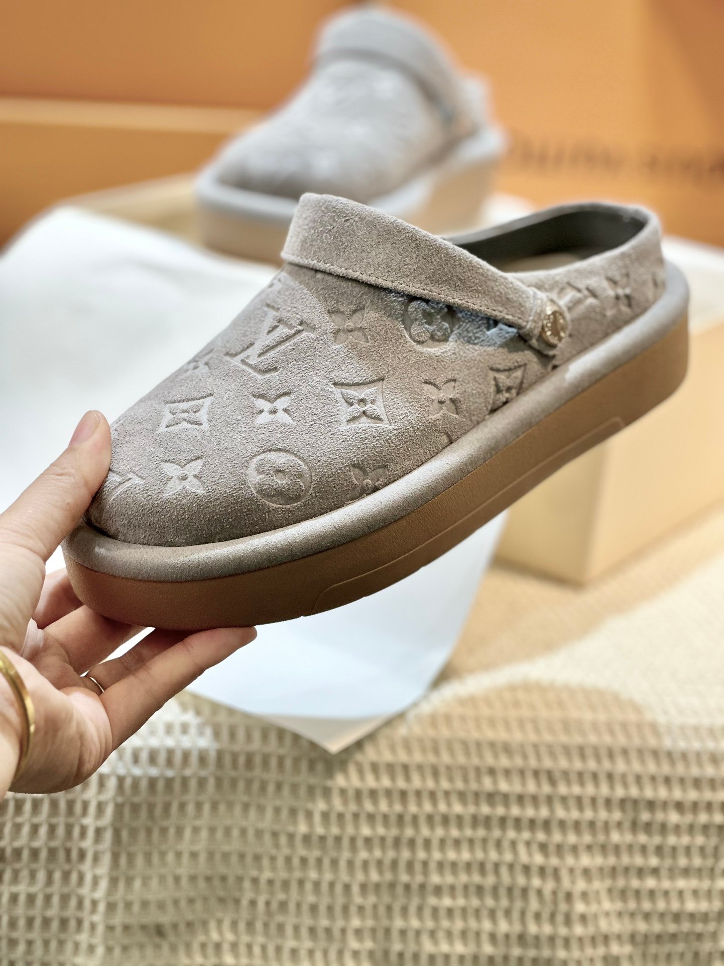 LV women - Image 7