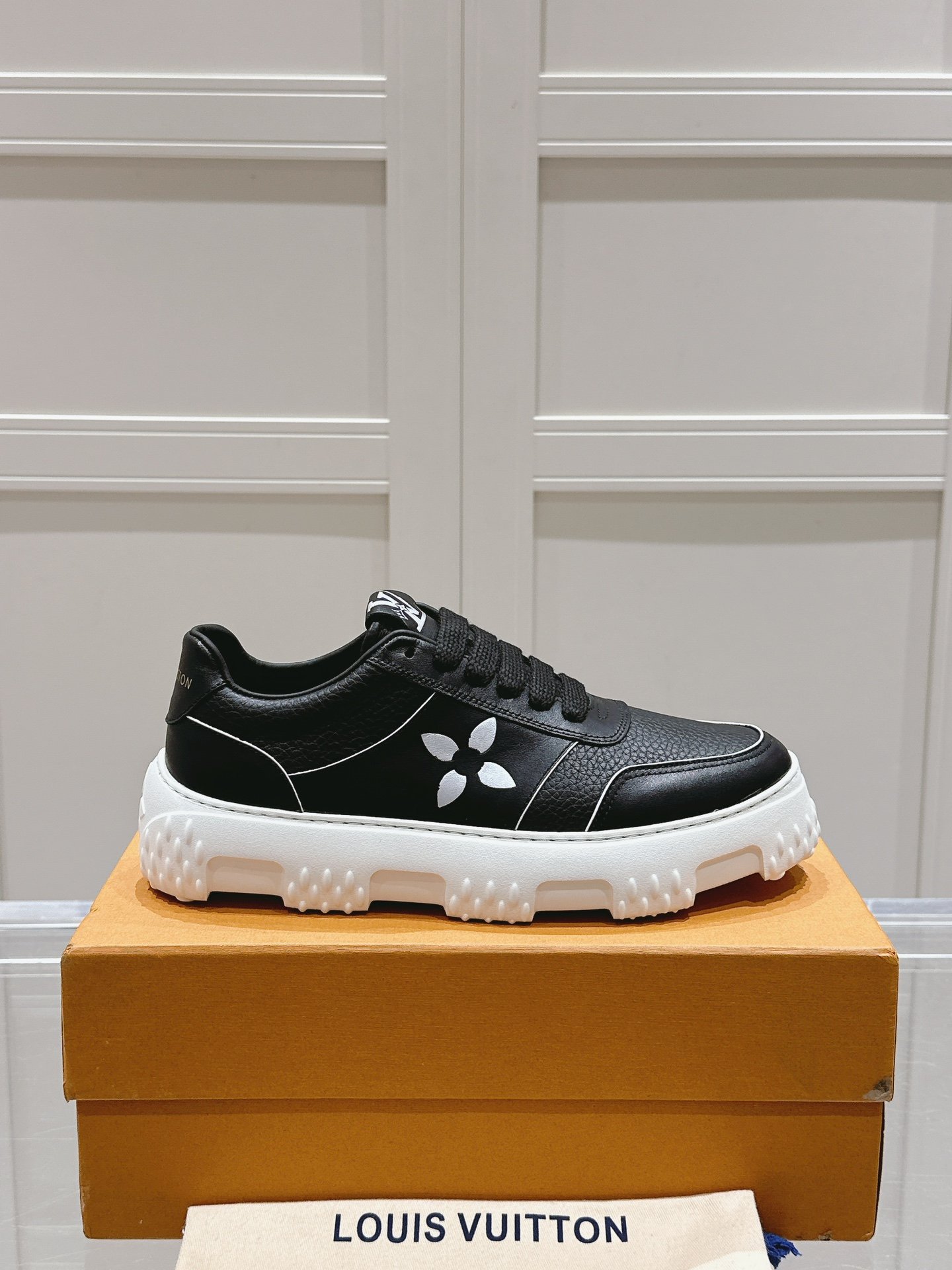 LV women - Image 7