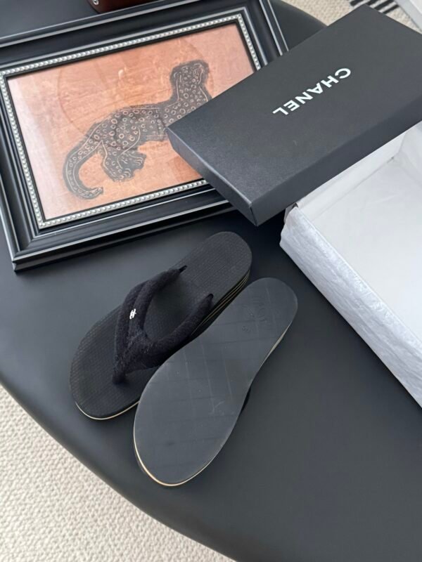 CHANEL Woman - Image 6