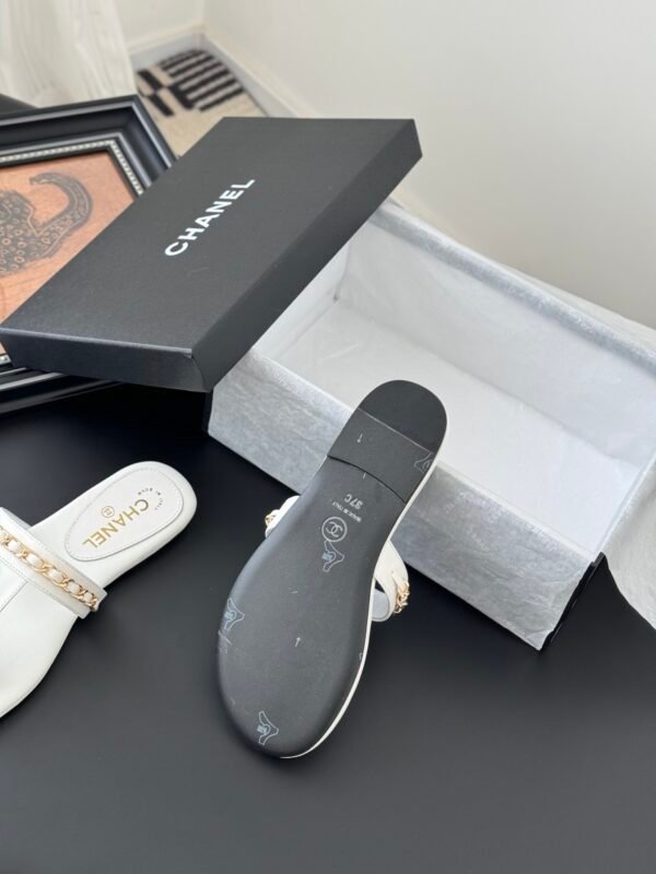 CHANEL Woman - Image 4