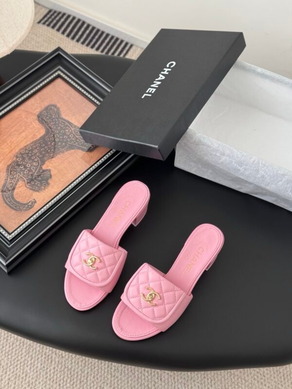 CHANEL Woman - Image 4