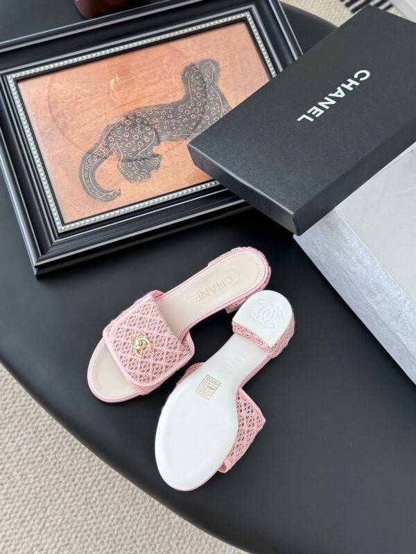 CHANEL Woman - Image 6