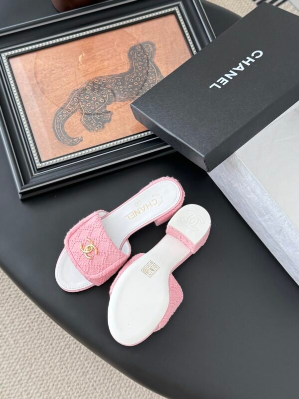 CHANEL Woman - Image 6
