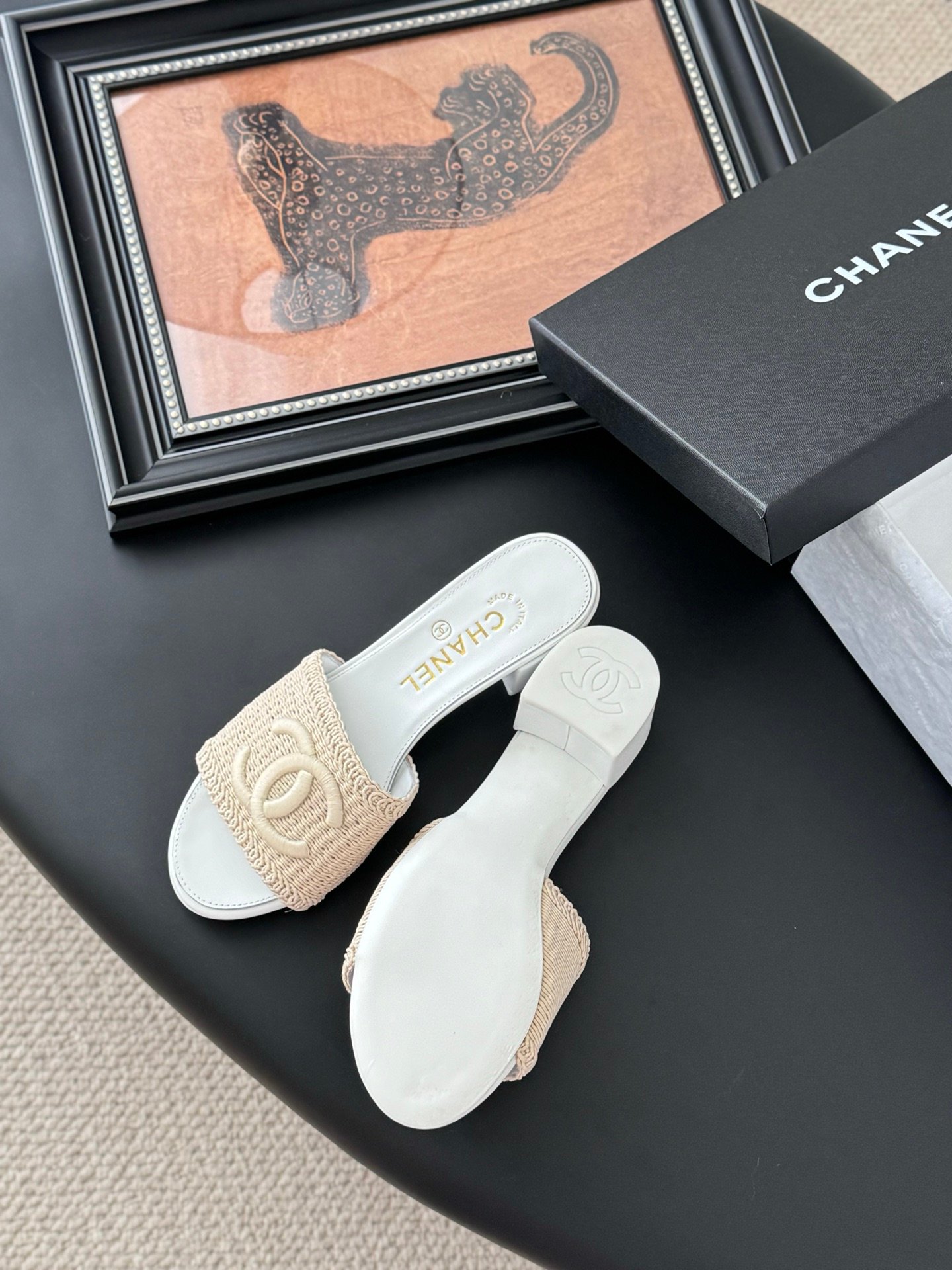 CHANEL Woman - Image 6