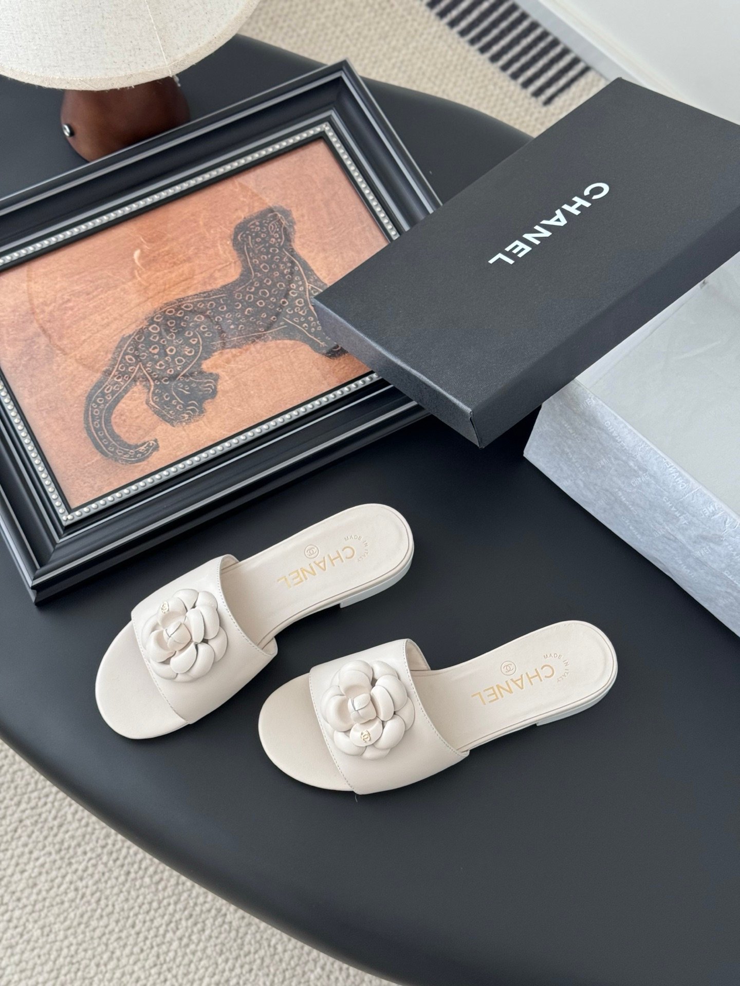 CHANEL Woman - Image 6