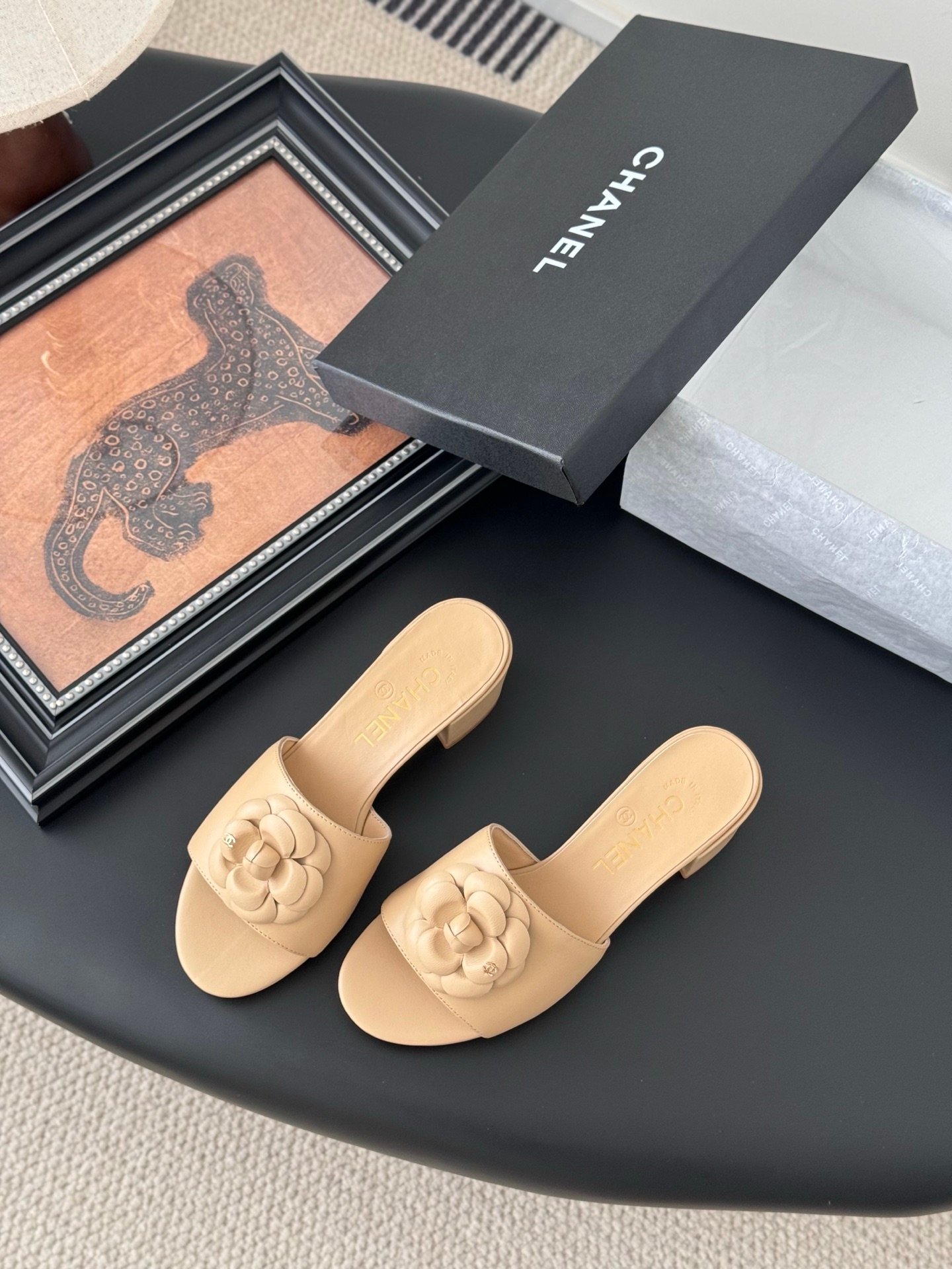 CHANEL Woman - Image 6