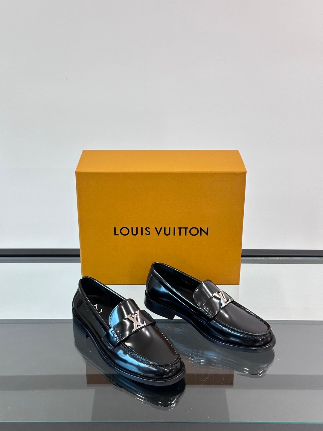 LV MAN - Image 6
