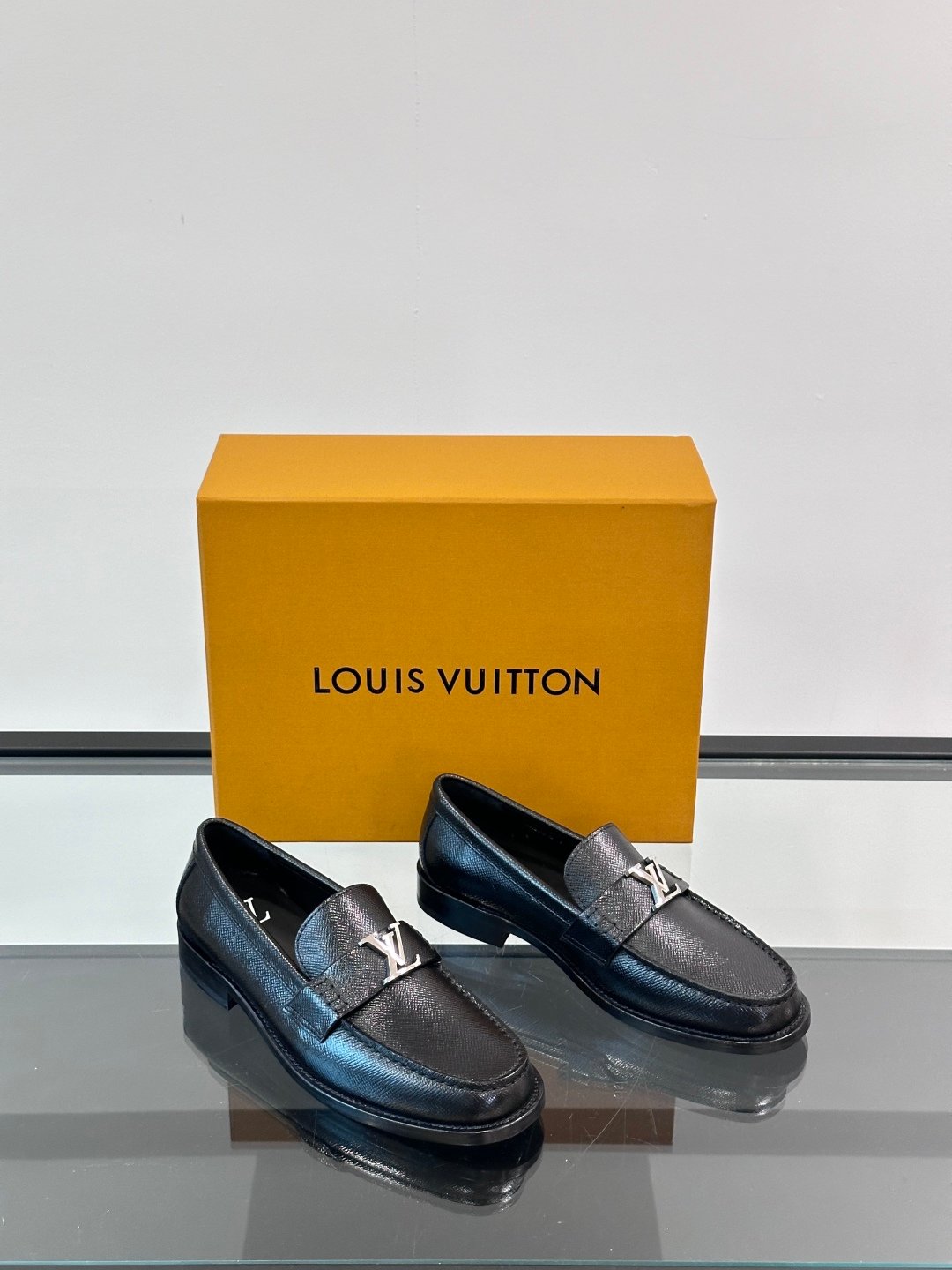 LV MAN - Image 6