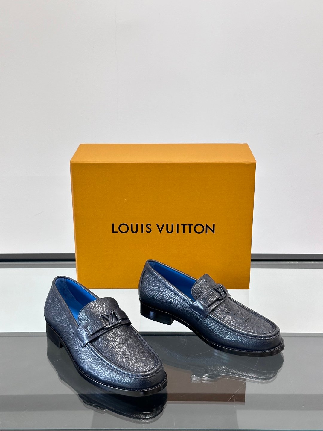 LV MAN - Image 6
