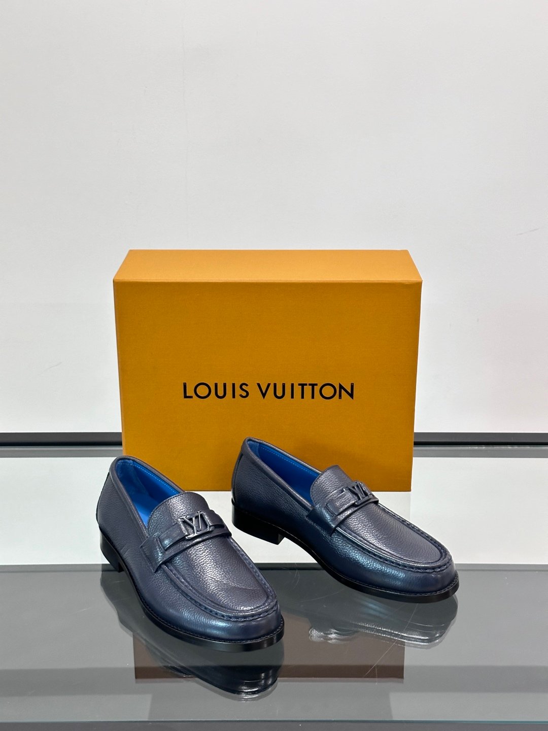 LV MAN - Image 6