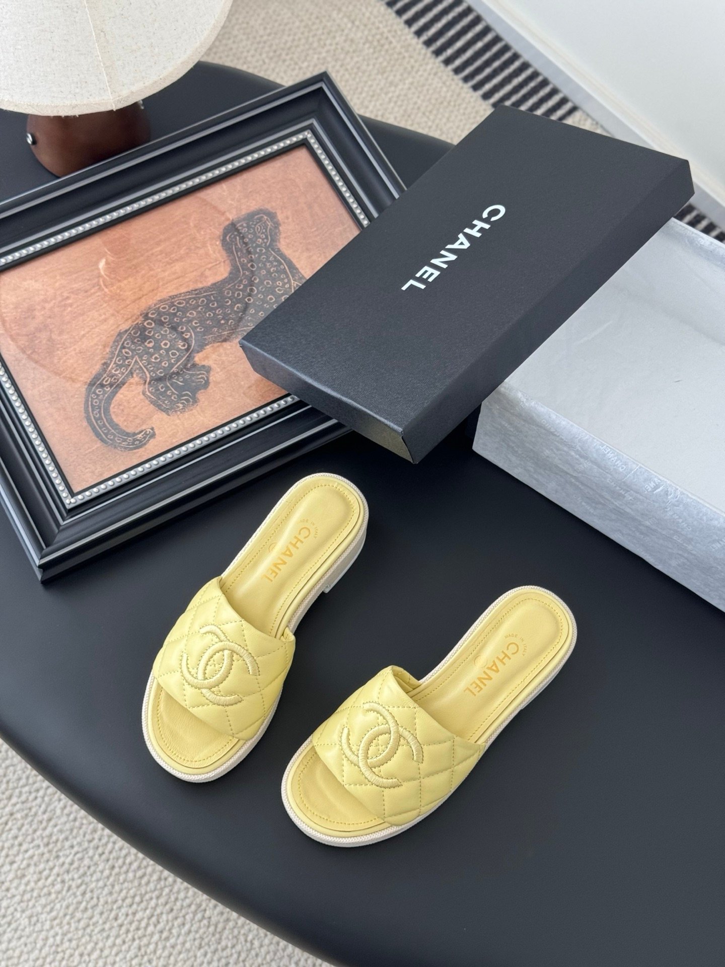 CHANEL Woman - Image 6