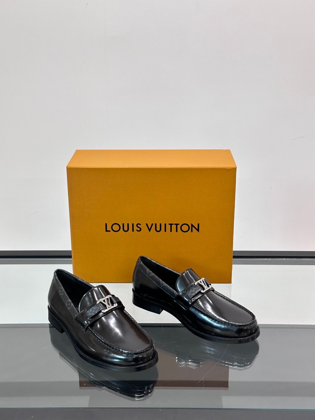 LV MAN - Image 6