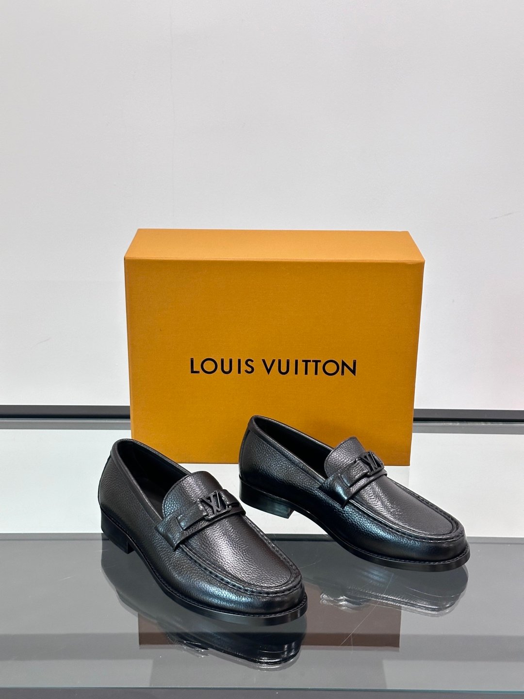 LV MAN - Image 6
