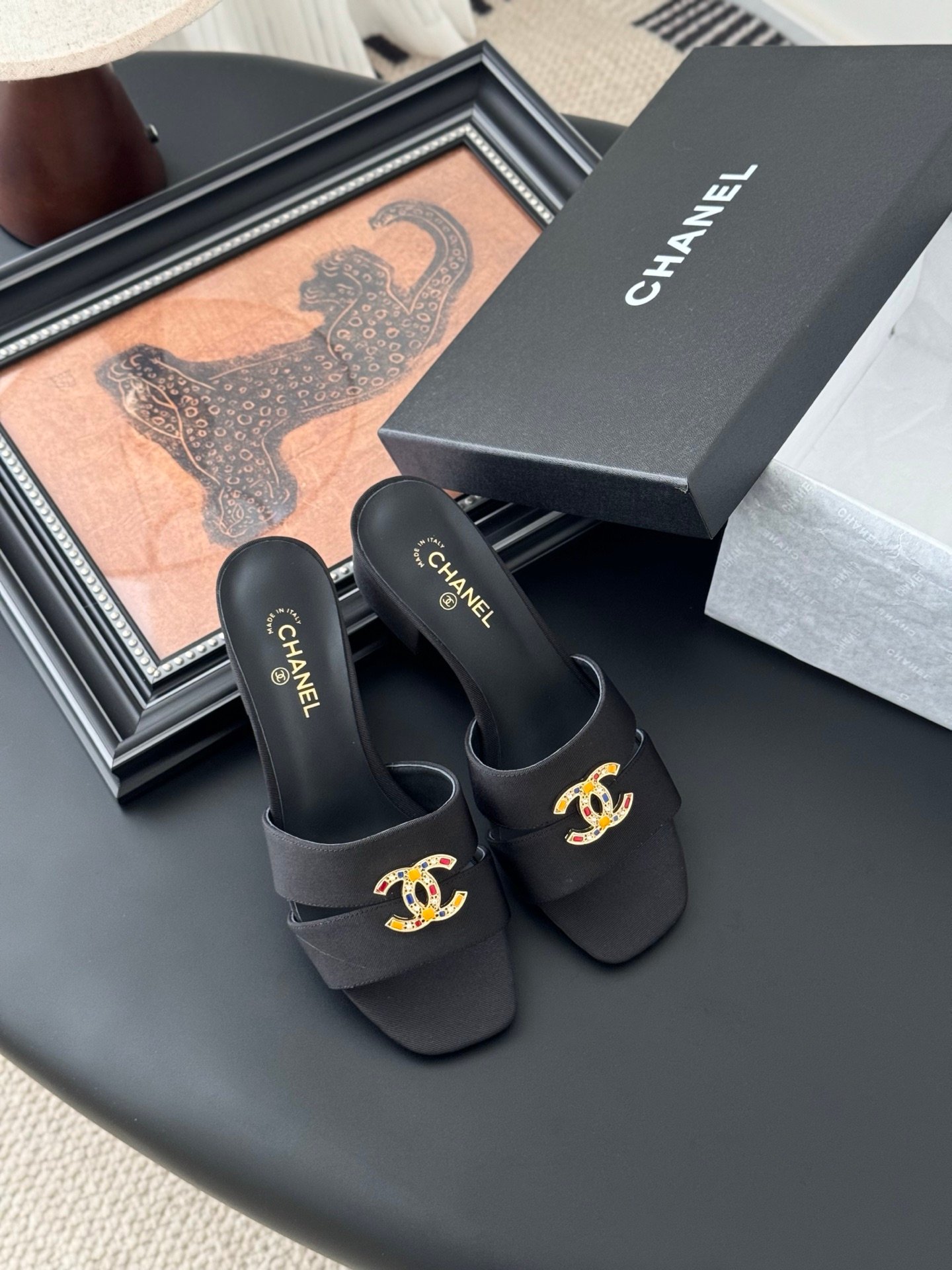 CHANEL Woman - Image 6