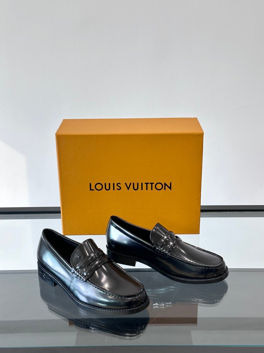 LV MAN - Image 6