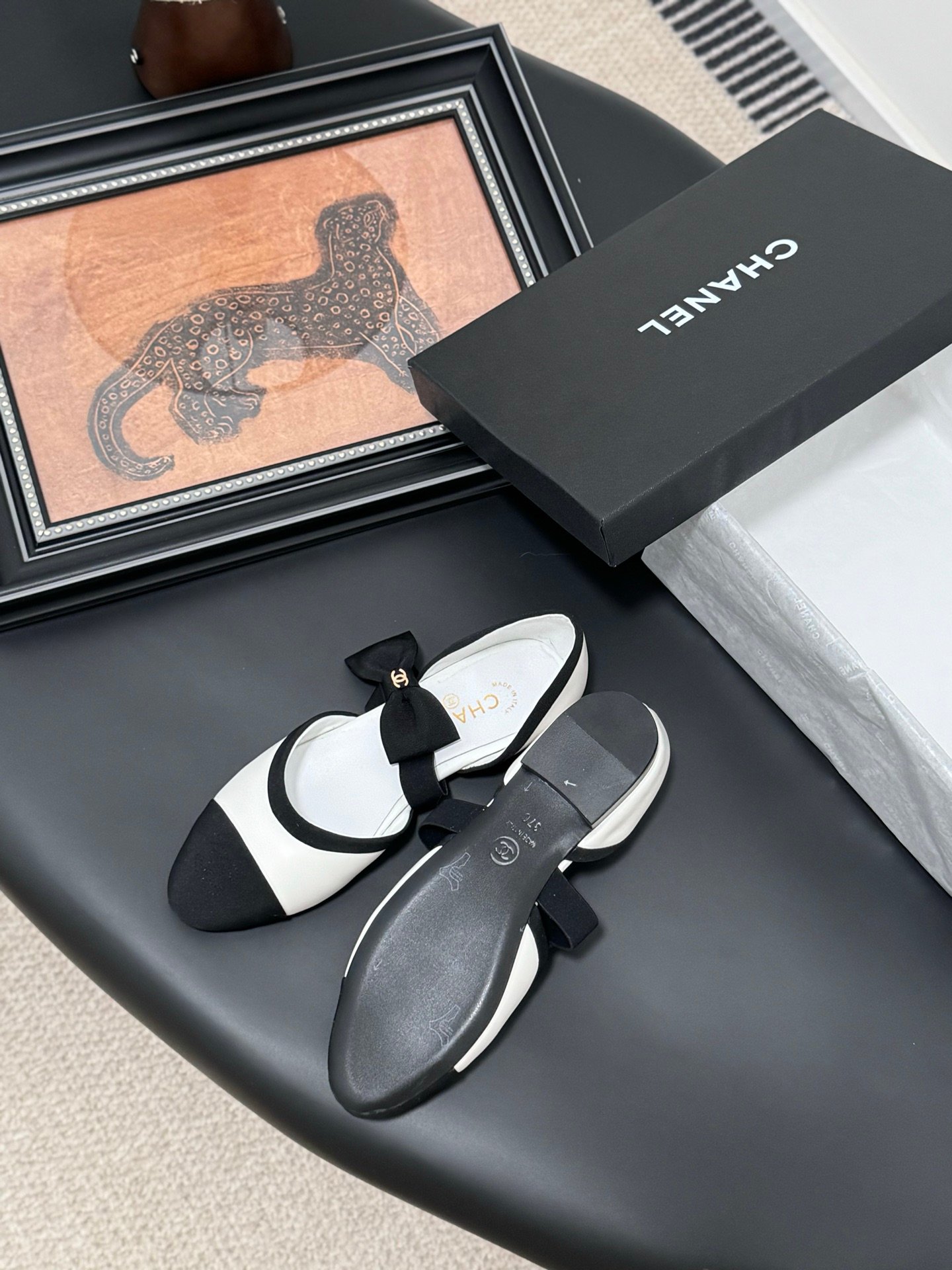 CHANEL Woman - Image 6