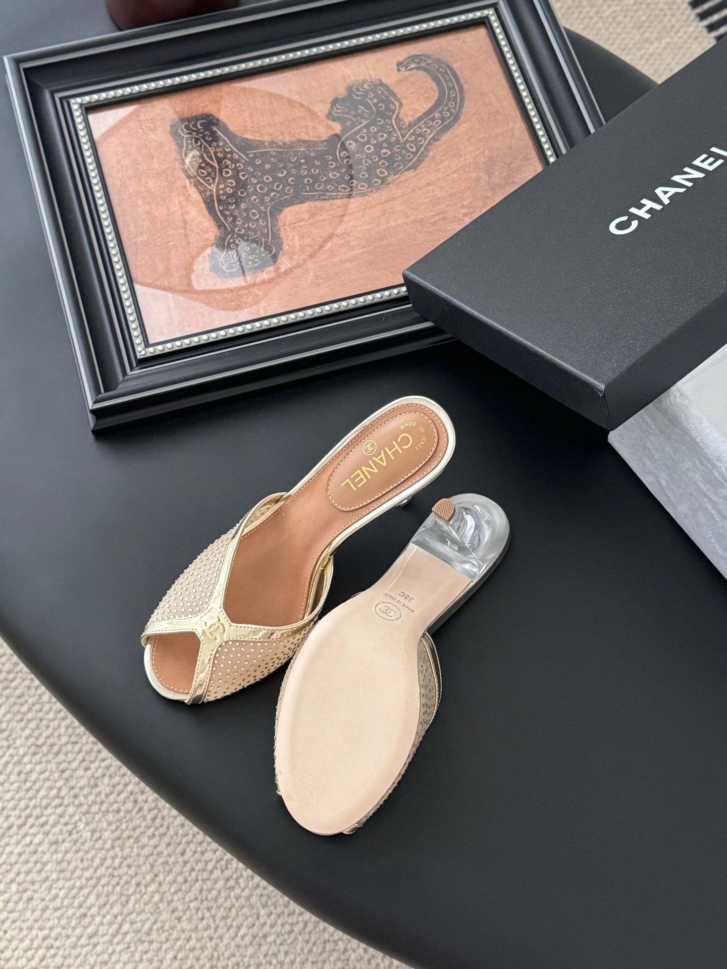 CHANEL Woman - Image 6