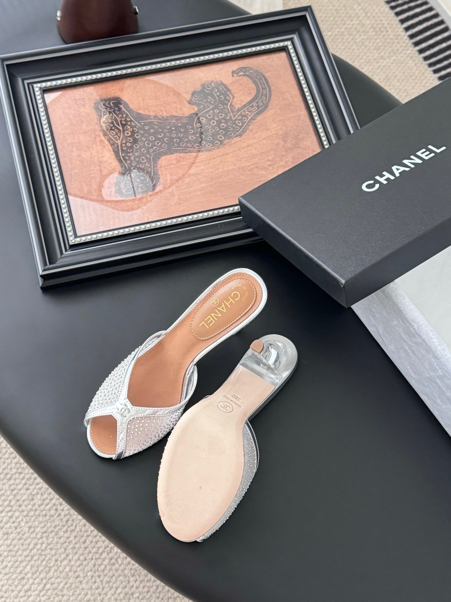 CHANEL Woman - Image 6