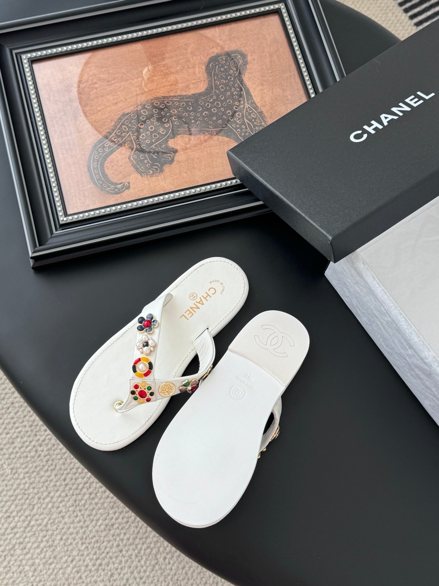 CHANEL Woman - Image 6