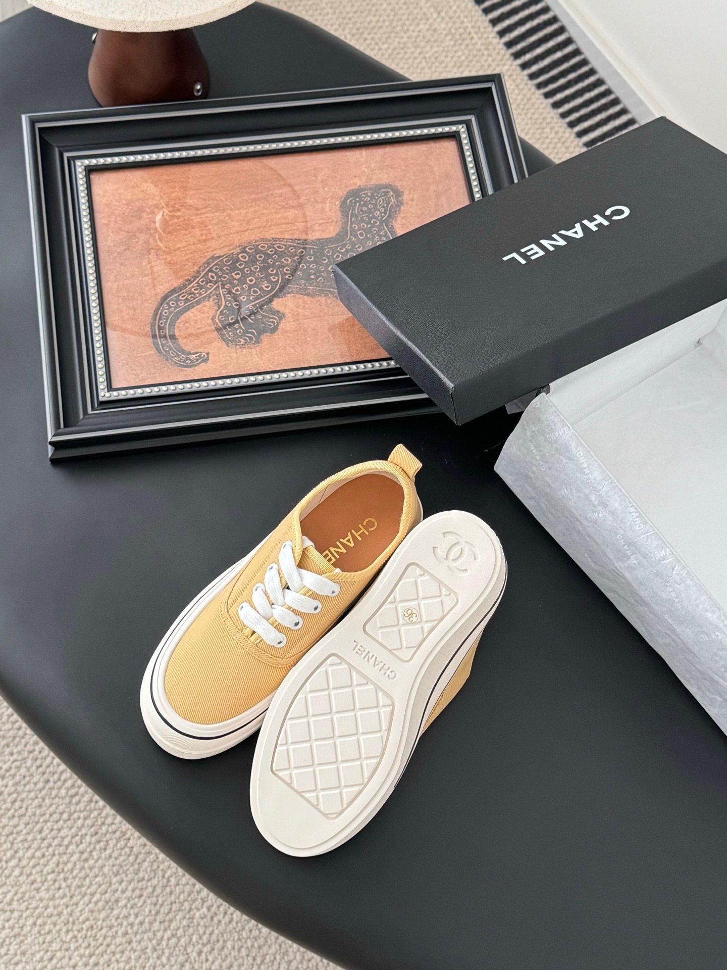 CHANEL Woman - Image 6