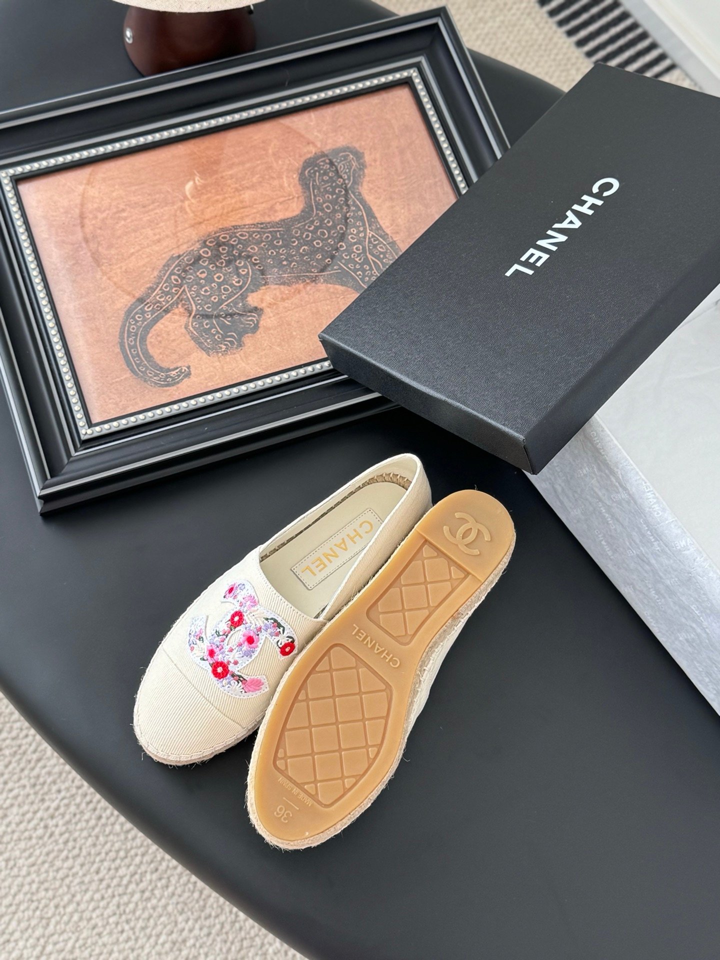 CHANEL Woman - Image 6