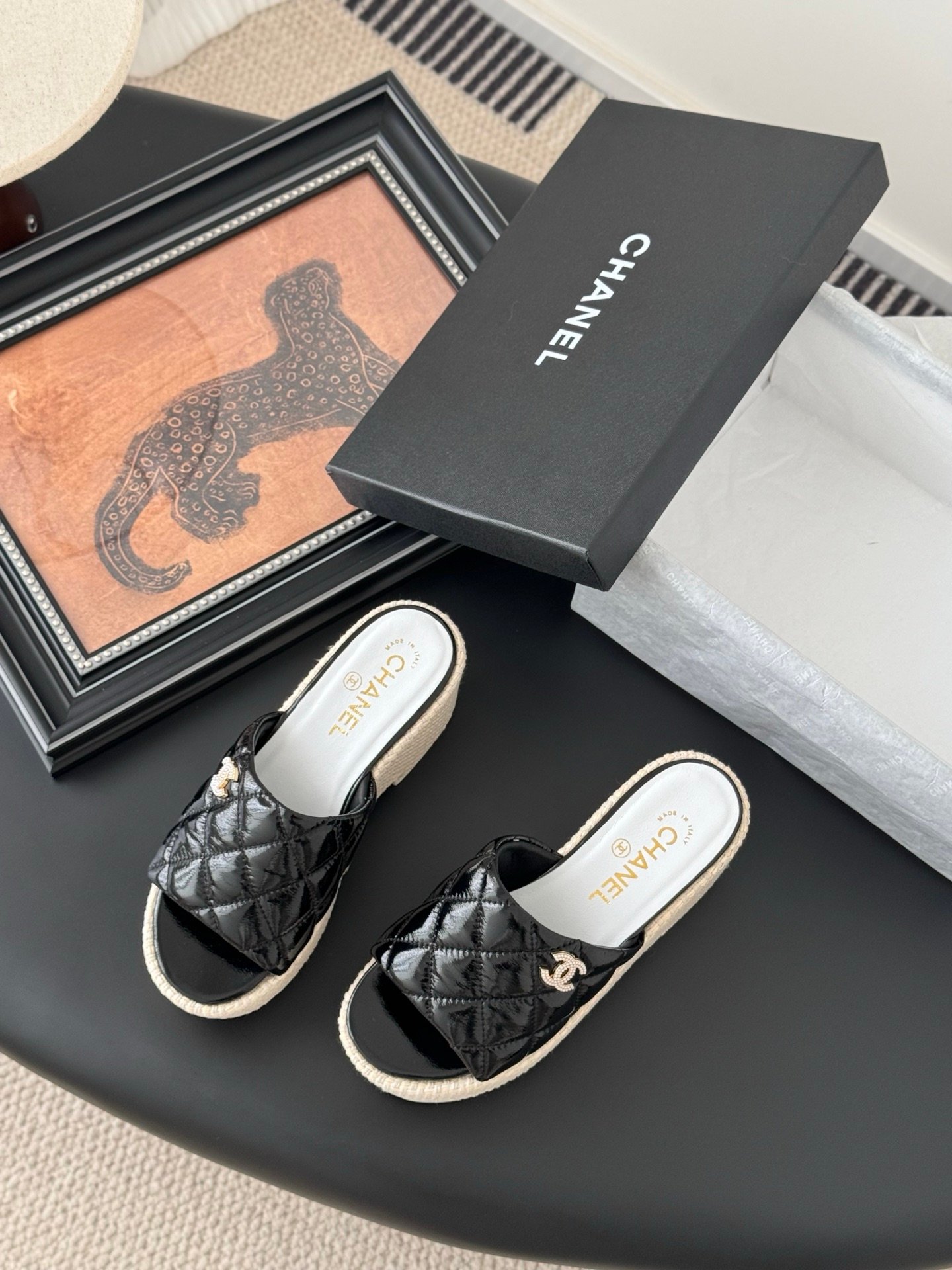 CHANEL Woman - Image 6