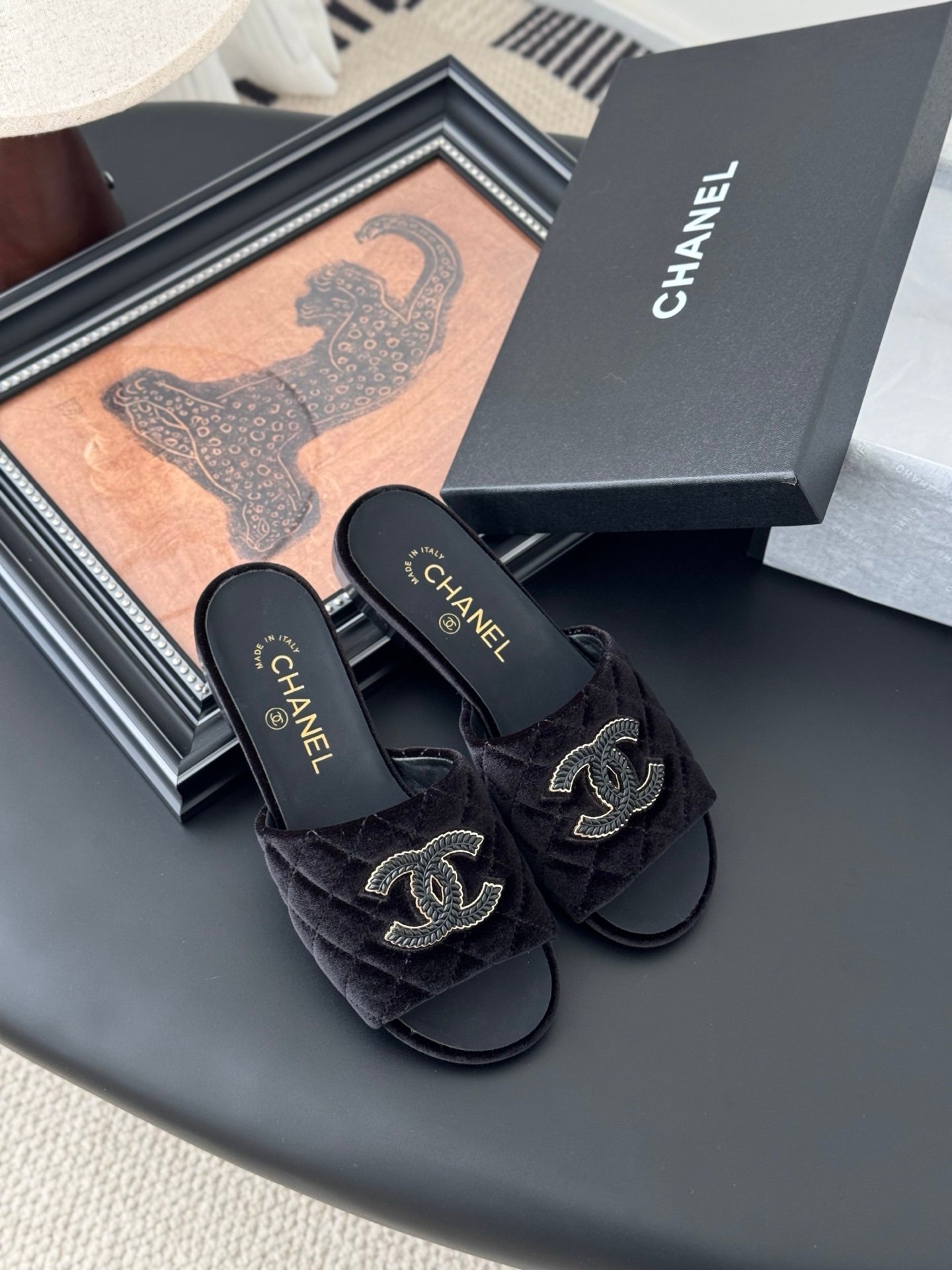CHANEL Woman - Image 6