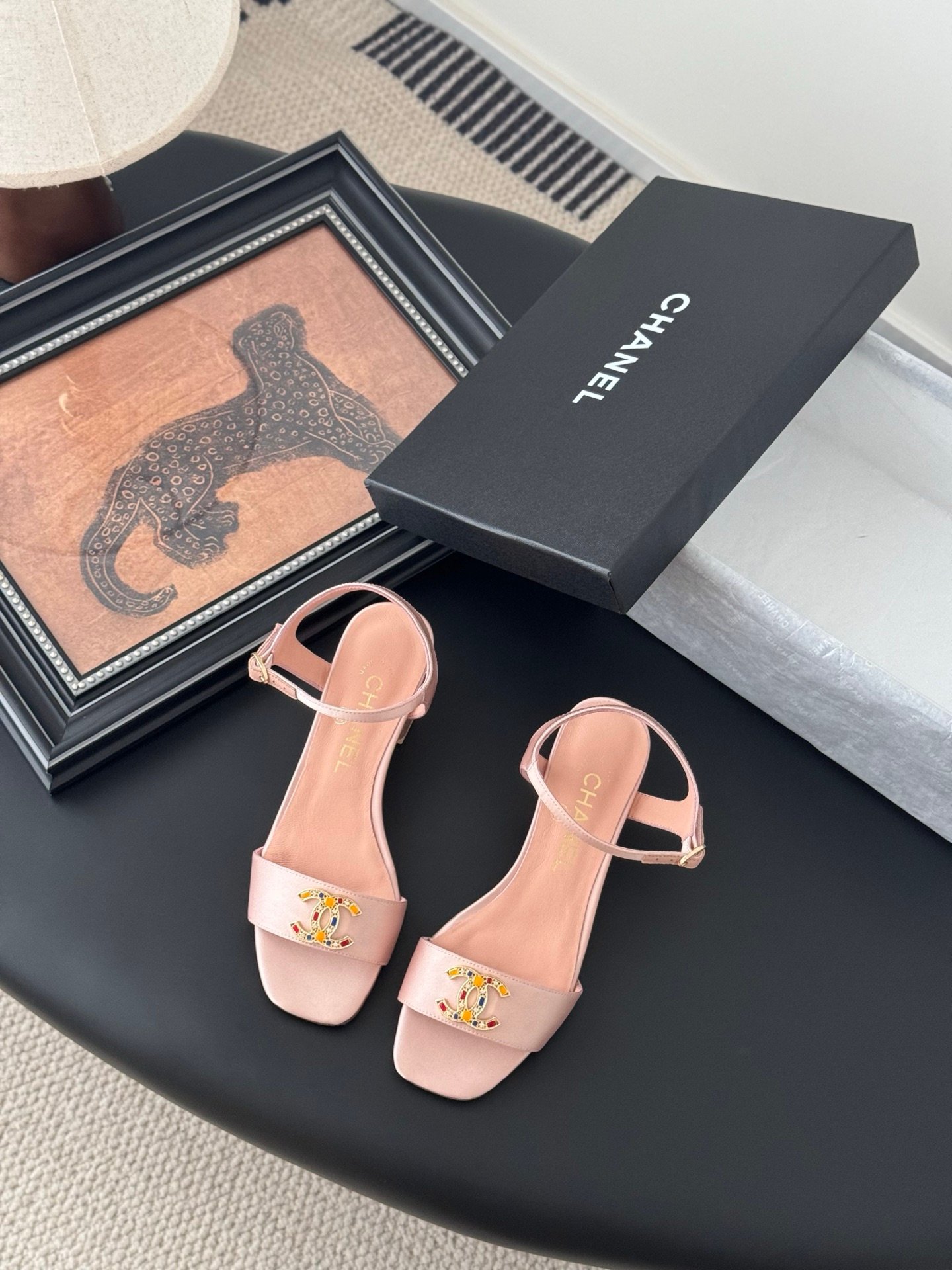 CHANEL Woman - Image 6