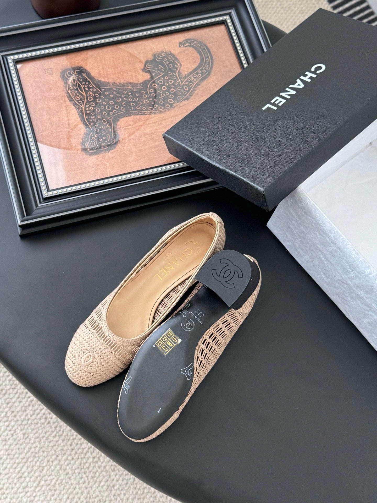 CHANEL Woman - Image 6