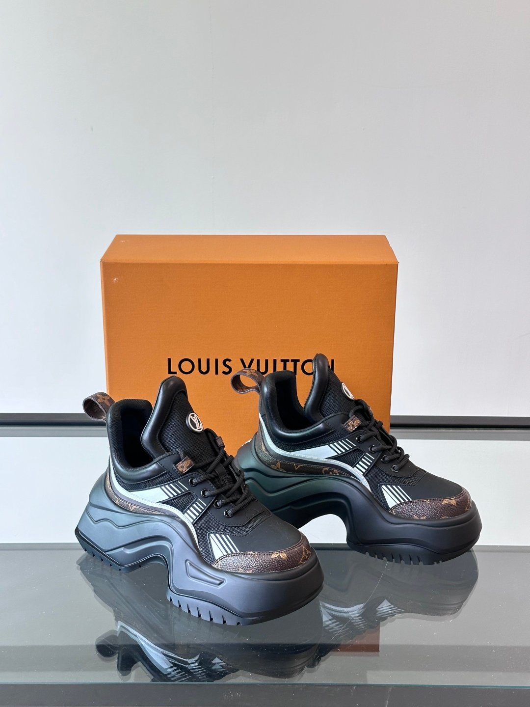LV MAN - Image 6