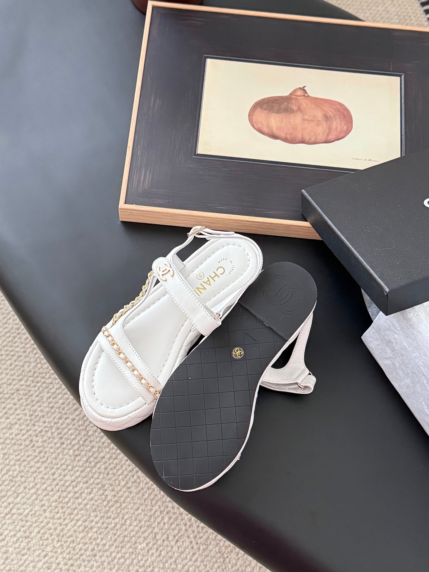 CHANEL Woman - Image 6