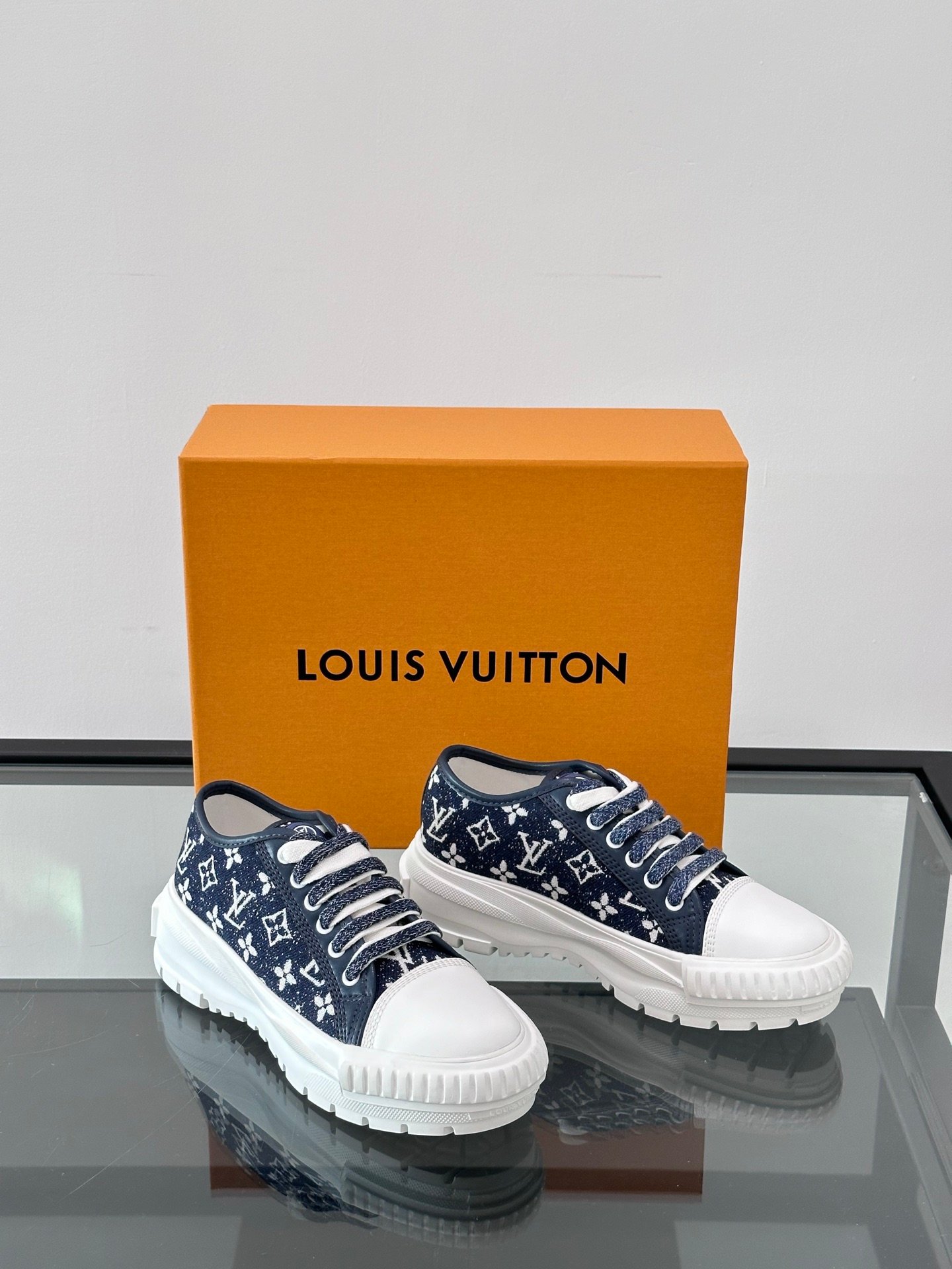 LV MAN - Image 6