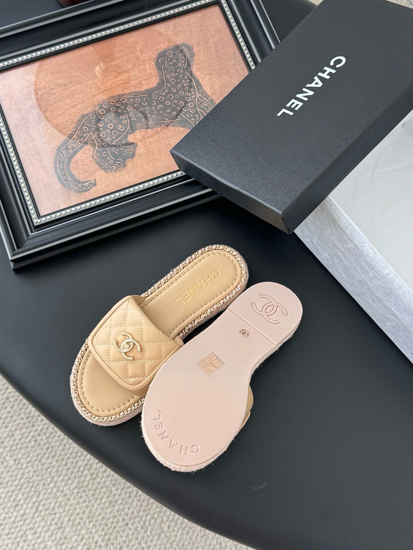 CHANEL Woman - Image 6