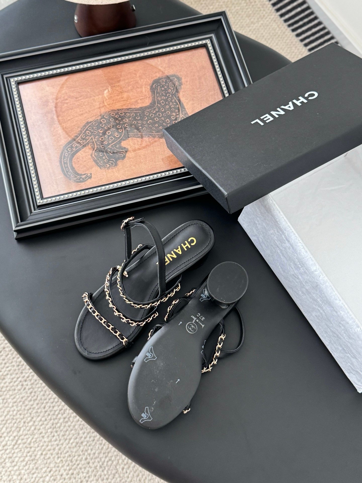 CHANEL Woman - Image 6