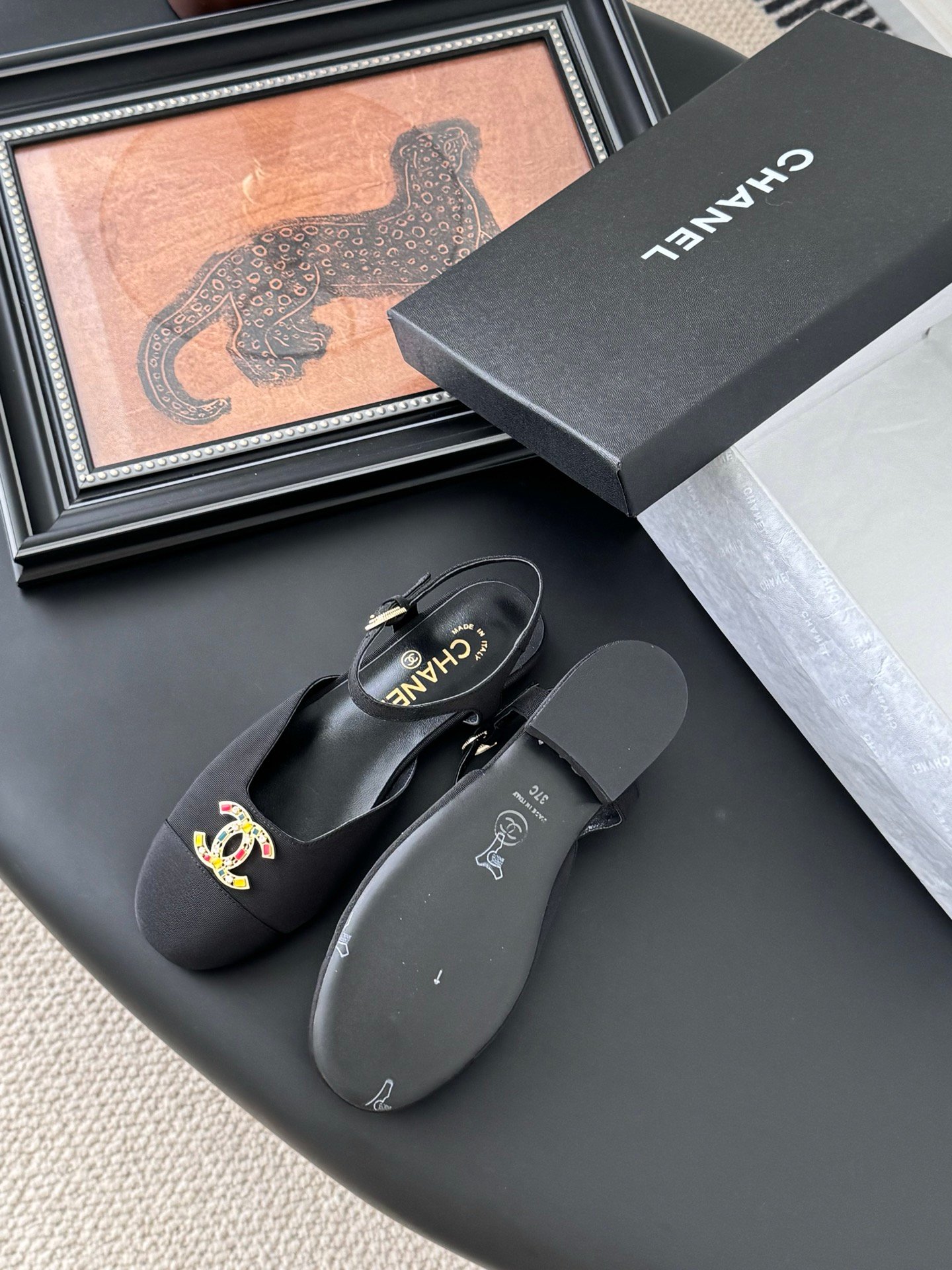 CHANEL Woman - Image 6